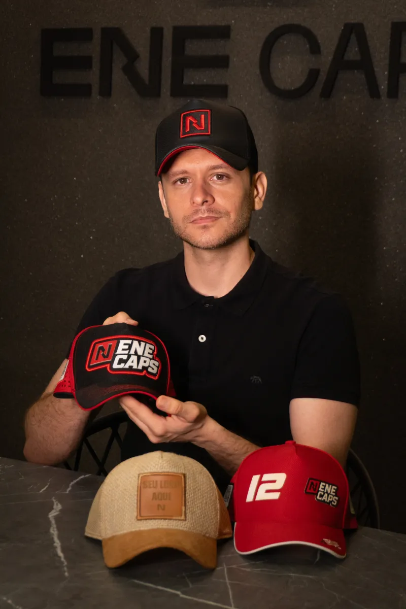 Boné personalizado produzido pela Ene Caps — ensaio oficial