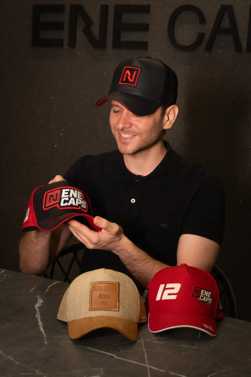 Boné personalizado produzido pela Ene Caps — foto real 2
