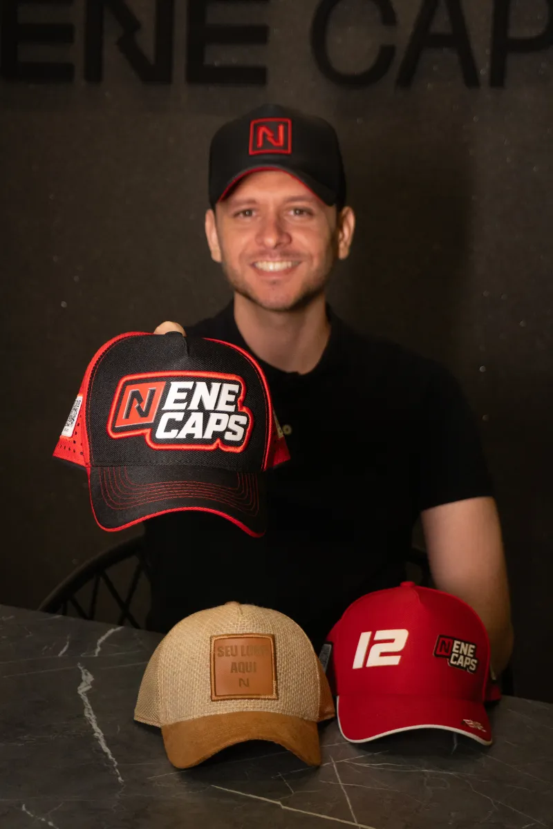 Boné personalizado produzido pela Ene Caps — foto real 3