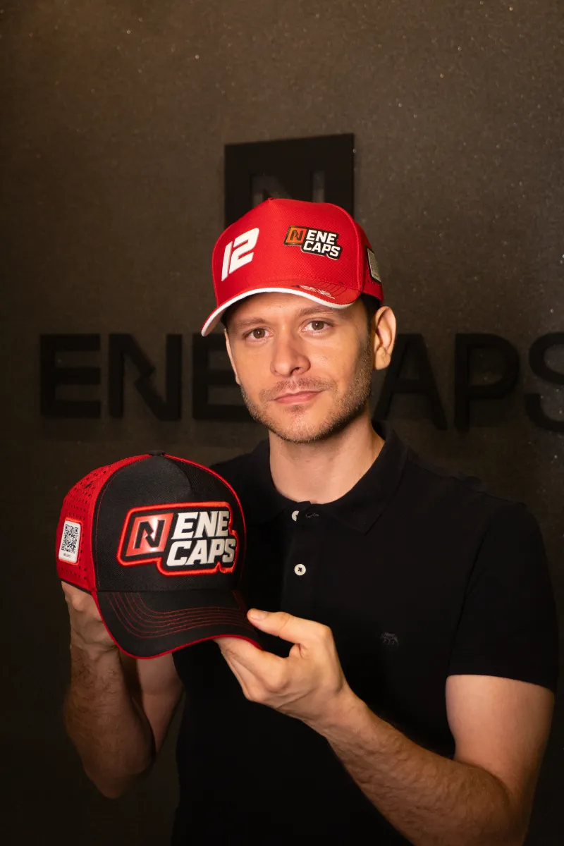 Boné personalizado produzido pela Ene Caps — foto real 4
