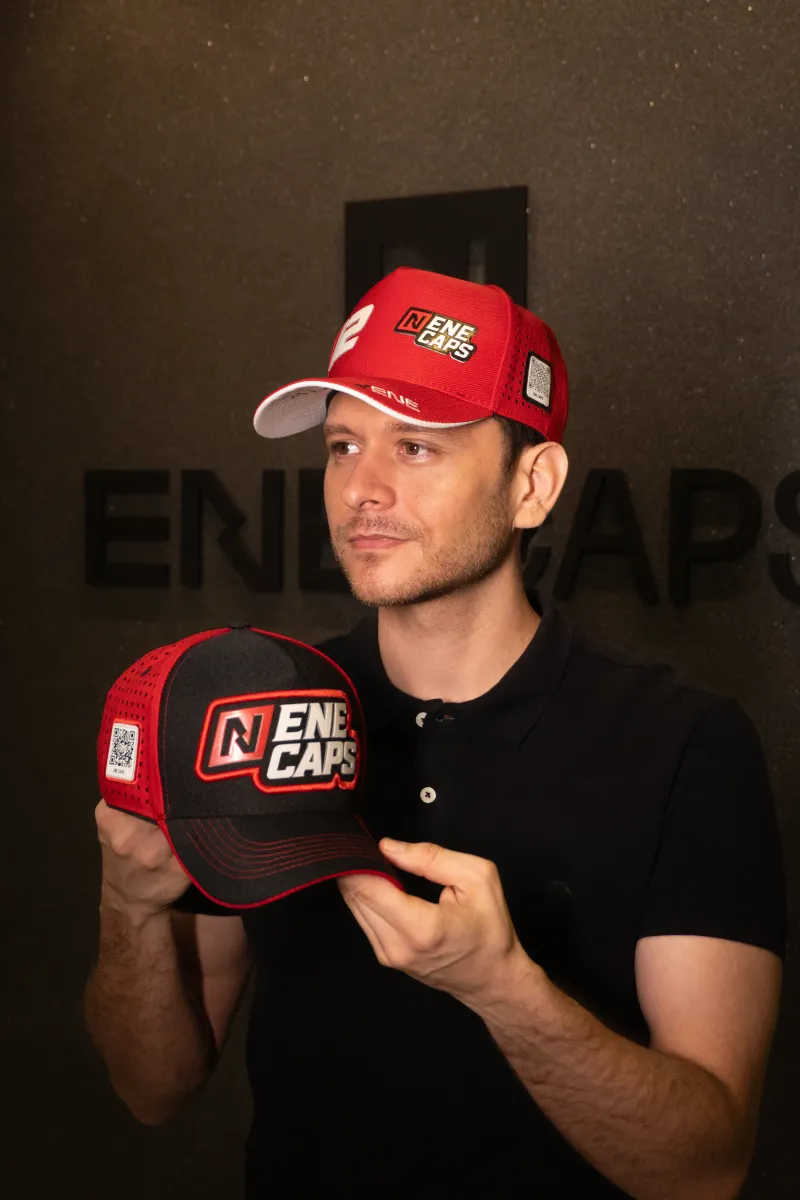 Boné personalizado produzido pela Ene Caps — foto real 6
