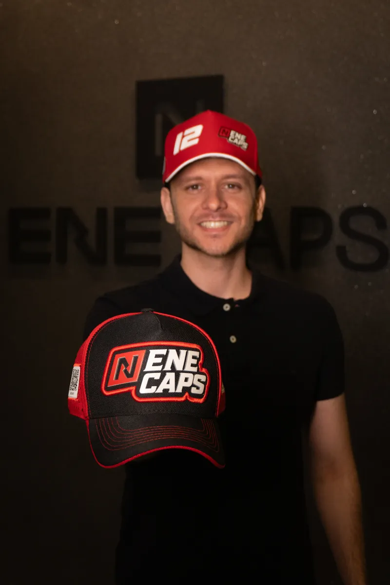 Boné personalizado produzido pela Ene Caps — foto real 7