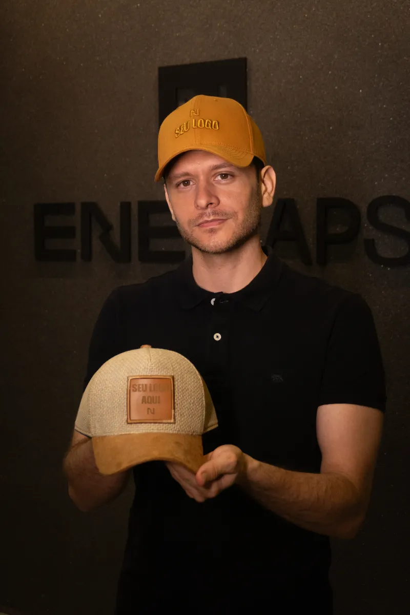 Boné personalizado produzido pela Ene Caps — foto real 8