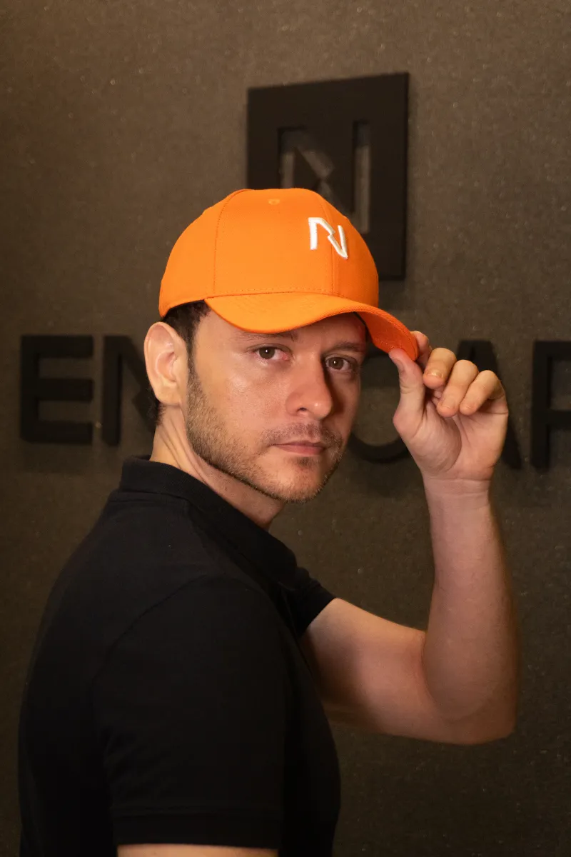 Boné personalizado produzido pela Ene Caps — foto real 23